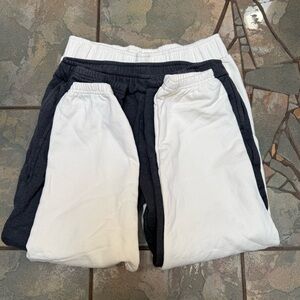 2 pairs of Pact Brushed Fleece Sweatpants in bone & charcoal colors size M.🩶🦴EUC